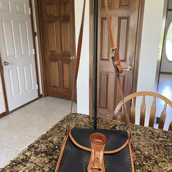 Vintage Dooney and Bourke Genuine Leather Shoulder/Cross Body Bag - Picture 1 of 10